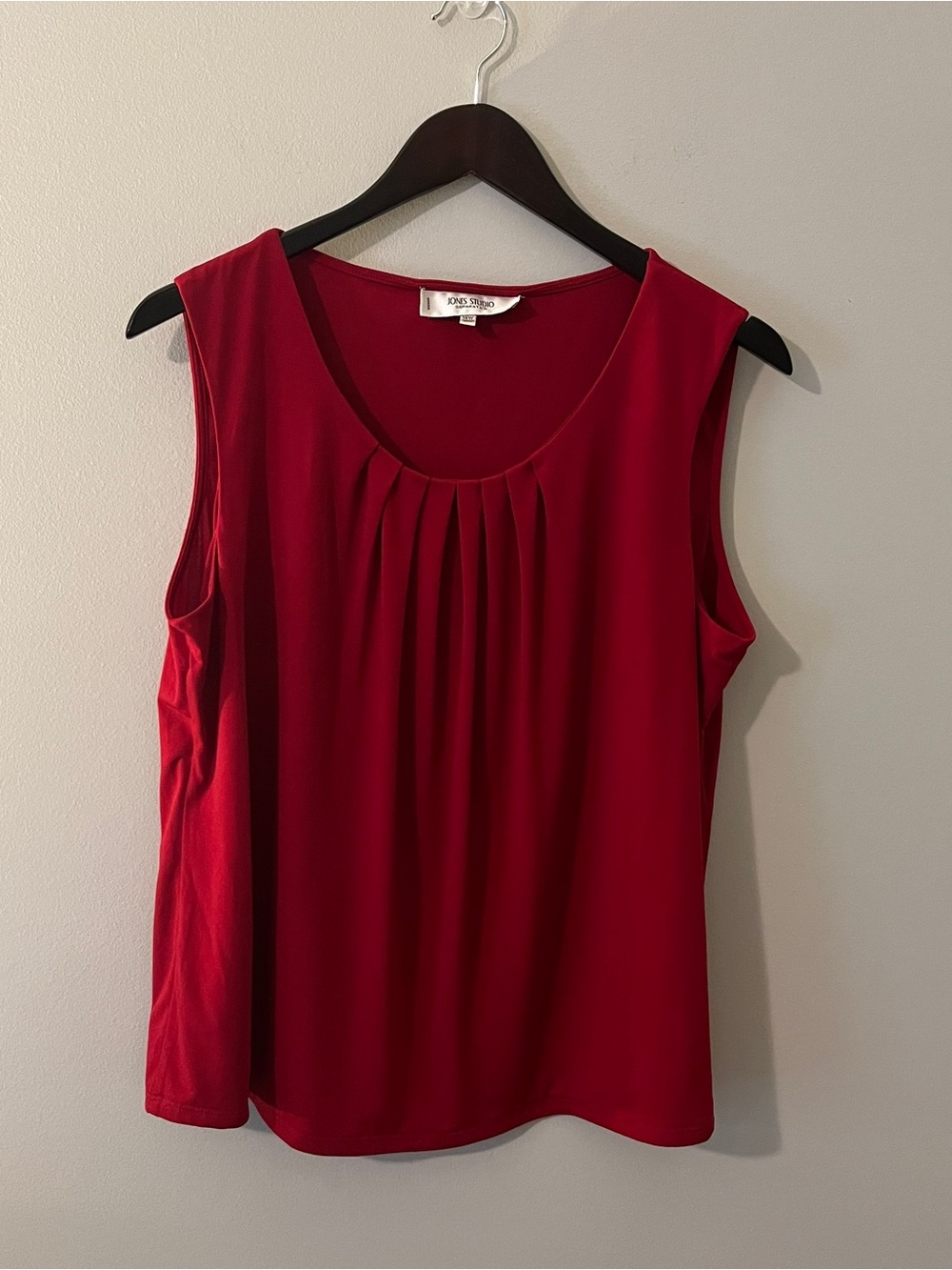 Jones Studio Red Sleeveless Pleated Scoop Neck Tank